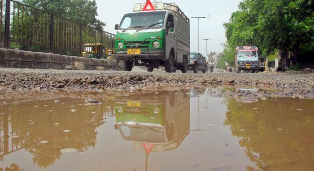 damage road in delhi